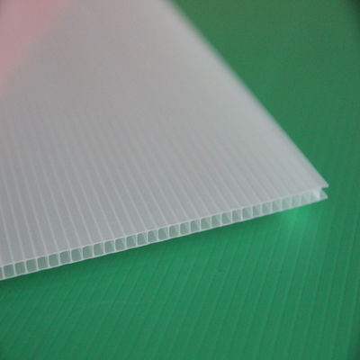 OEMの白い波形のプラスチックは4x8'空の中心のプラスチック シートを広げる